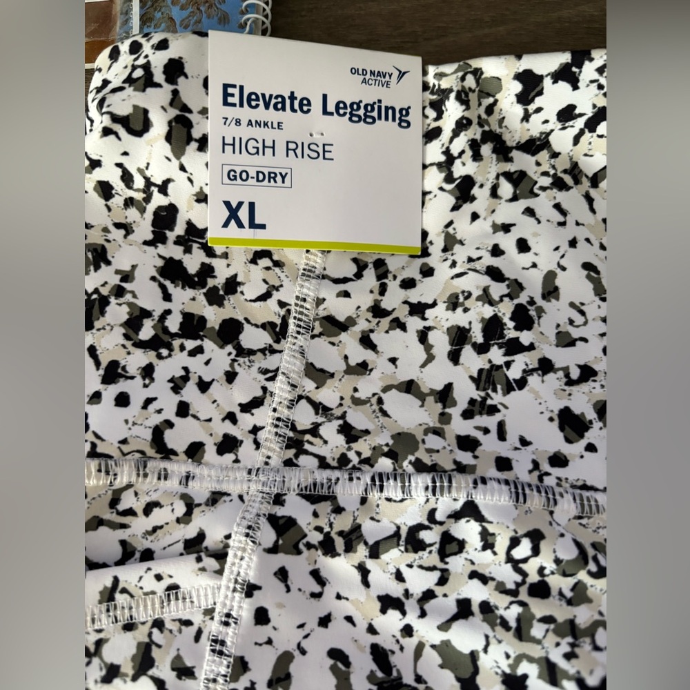 Old Navy Active Black and White High Rise Leggings XL with pockets 7/8